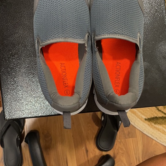 Action flex trainer sneaker New size 9 very Comfy - Picture 2 of 5
